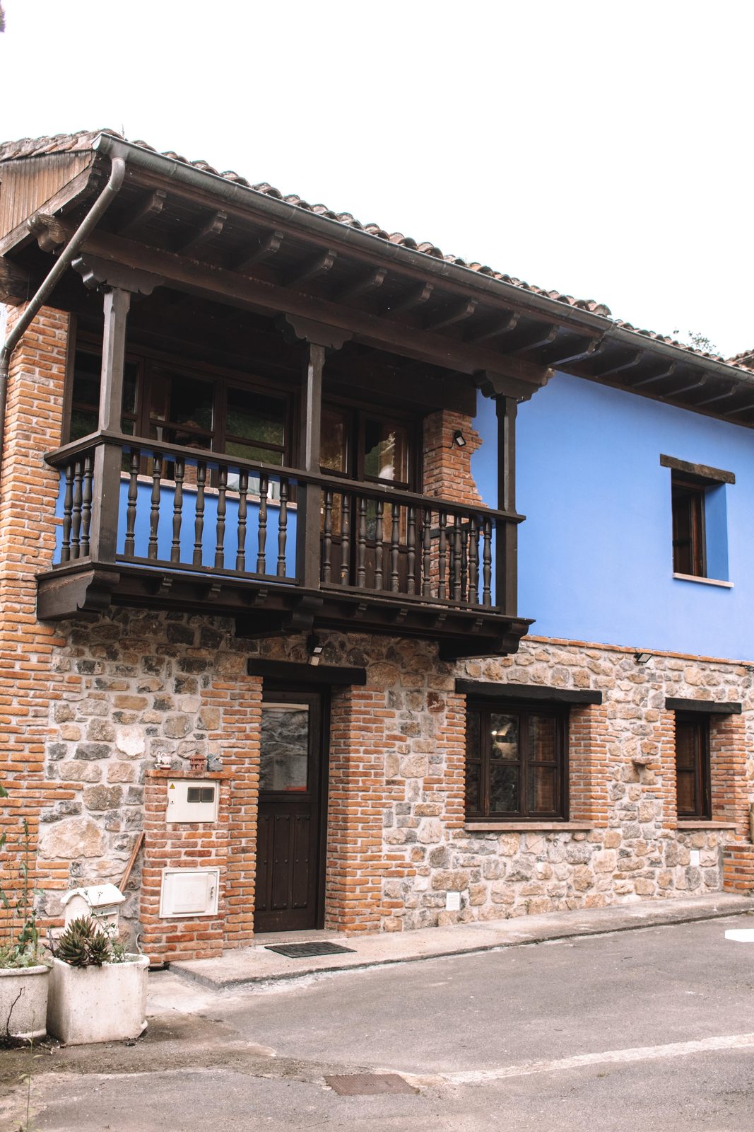 Fachada y corredor de la casa