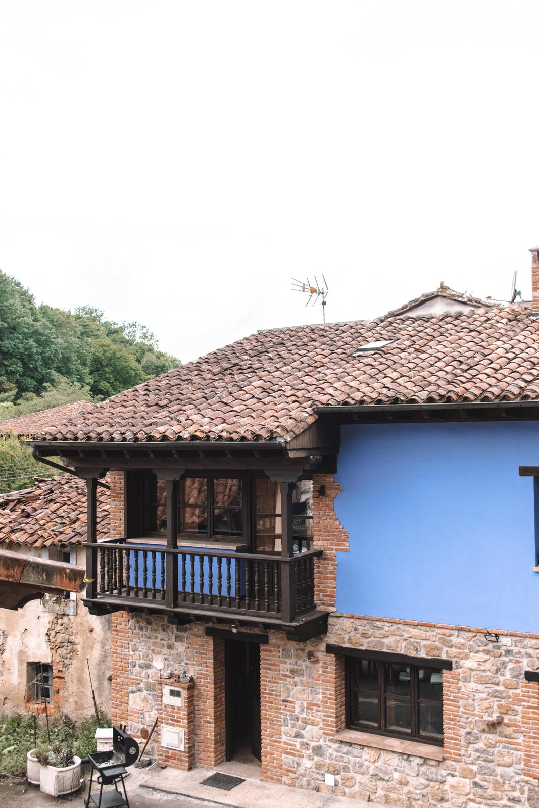 Fachada de piedra con corredor asturiano